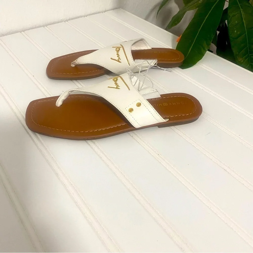 Tommy Hilfiger Women’s TWJELVINO-R Flip Flops Sandals with Gold Emblem Size 6M